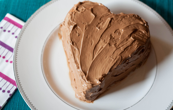 Кремовый торт в виде сердца на день рождения