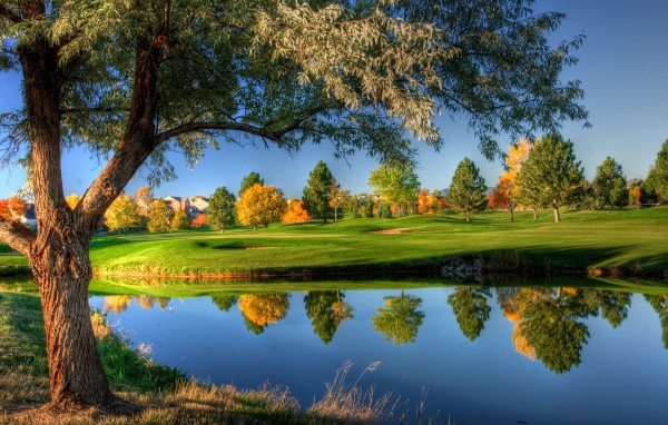 Поле для игры в гольф осенью