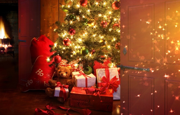 На канун нового года новогодняя елка и подарки