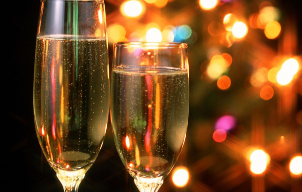 Поднятие бокалов шампанского в Новый год