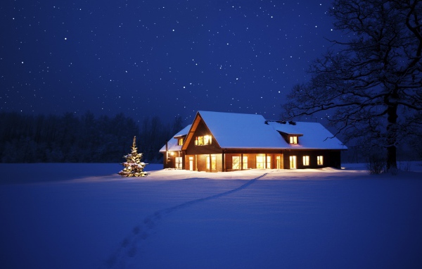 Одинокий дом в снегу