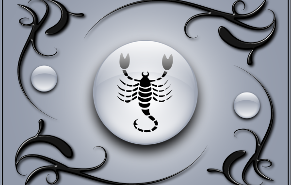 Знак скорпион на сером фоне с чёрным орнаментом 