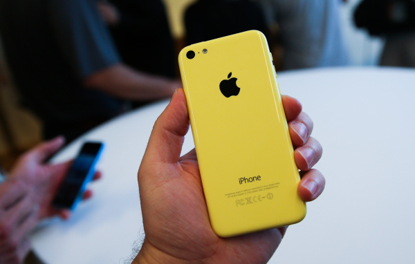 Жёлтый Iphone 5C в руке