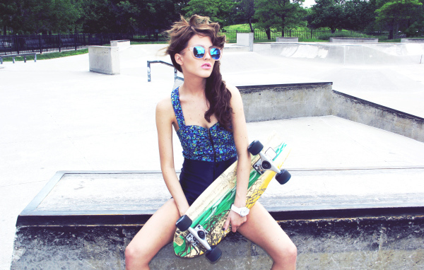 Девушка со скейтом, swag