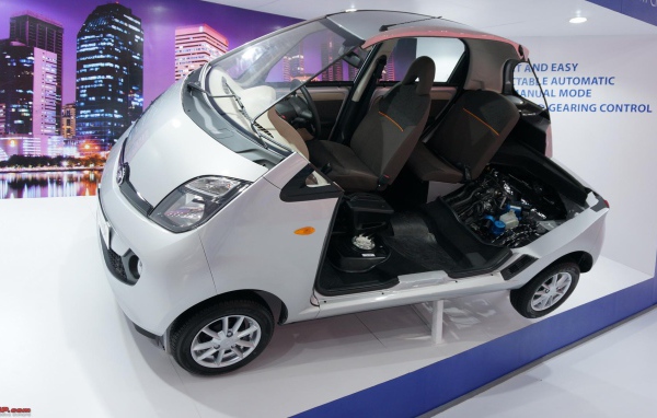 Автомобиль Tata Nano 2014 на дороге 