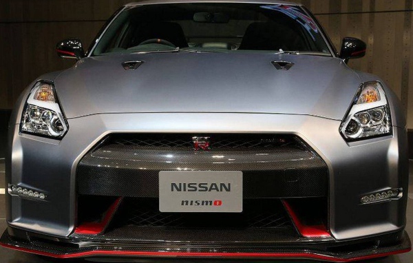 Красивый автомобиль Nissan GT-R Nismo 2014