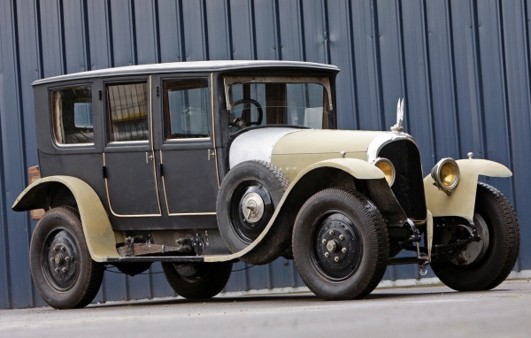 Старинный классический автомобиль