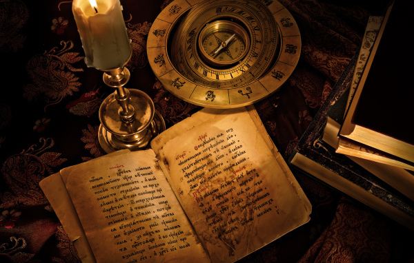Старинная книга и компас