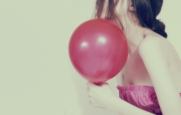 Девушка с розовым шариком