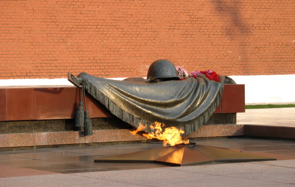 Памятник в День Победы 9 мая