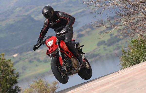 Красивый мотоцикл в москве Ducati Hypermotard