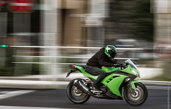 Быстрый мотоцикл Kawasaki Ninja 300