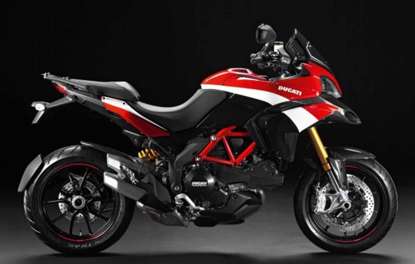Новый мотоцикл на дороге Ducati Multistrada 1200