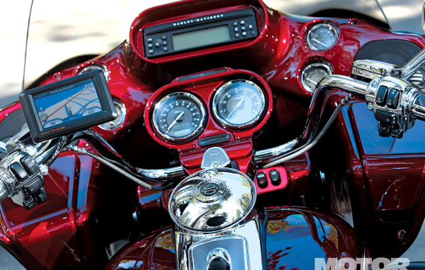 Новый мотоцикл на дороге Harley-Davidson CVO Road Glide Custom