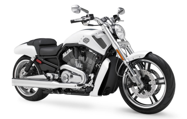 Новый мотоцикл на дороге Harley-Davidson V-Rod Muscle