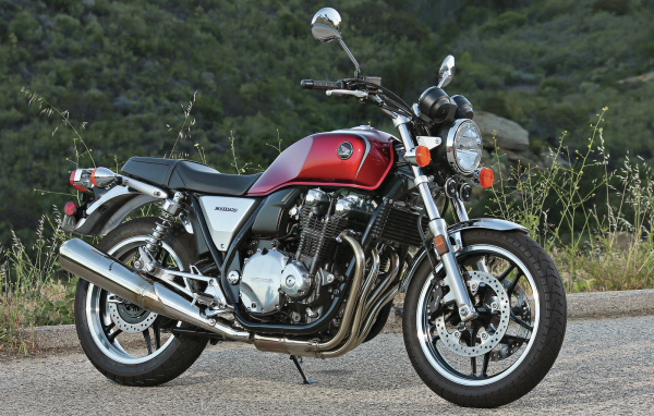 Новый мотоцикл на дороге Honda CB 1100