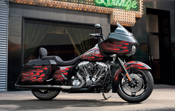 Новый надежный мотоцикл Harley-Davidson CVO Road Glide Custom