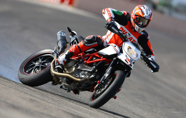 Быстрый мотоцикл Ducati Hypermotard