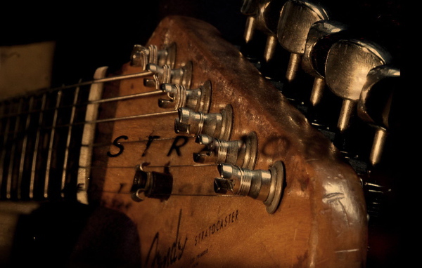 Гриф гитары со струнами
