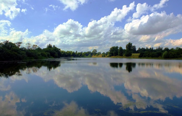 Облака отражаются в озере