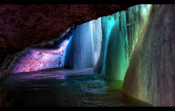 Радужный замерзший водопад