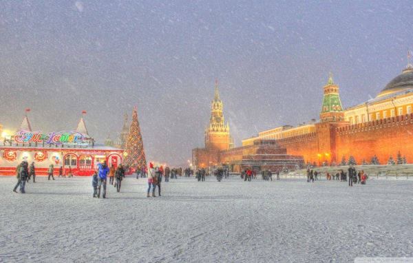 Снег в Москве на Красной площади