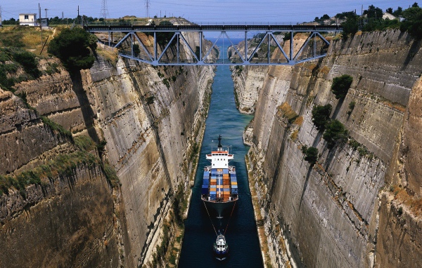 Мост через канал в Греции