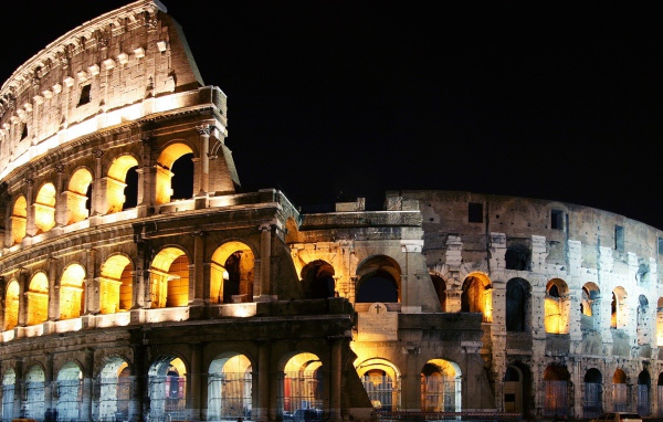 Ночная подсветка в Колизее в Риме, Италия