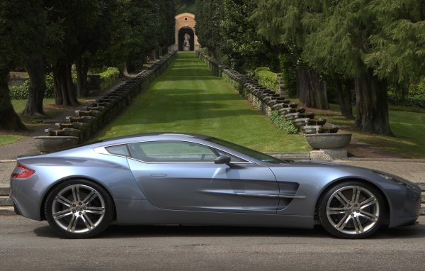 Спортивный Aston Martin на фоне аллеи