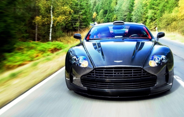 Ребристый рисунок на авто Aston Martin
