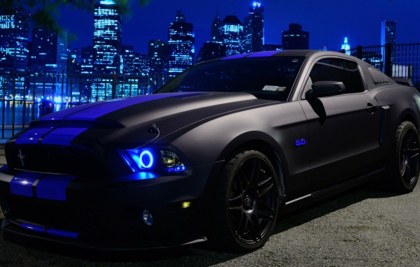 Черный неоновый Ford Mustang