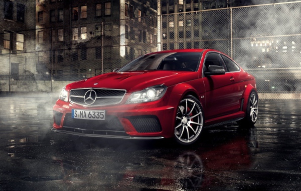 Красный суперкар Mercedes-Benz