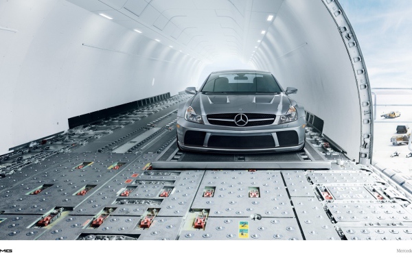 Серебристый Mercedes-Benz в транспортном самолете