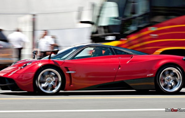 Красный автомобиль Pagani
