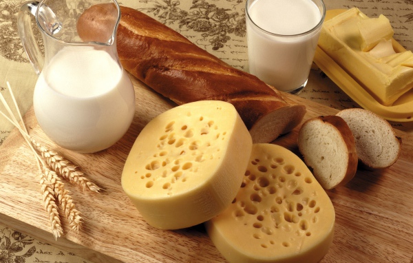 Молочные продукты с хлебом