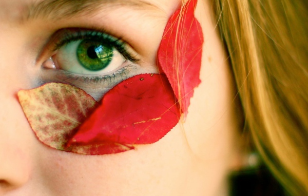 Осенние листья у глаза девушки
