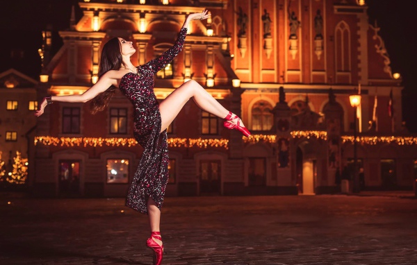 Балерина танцует на площади