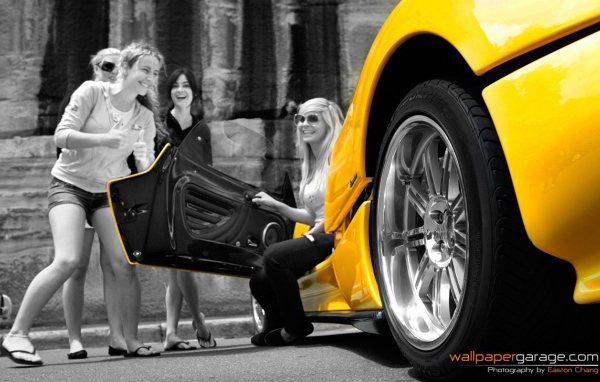 Девушки у желтого авто Pagani
