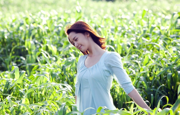 Японская девушка гуляет в поле кукурузы