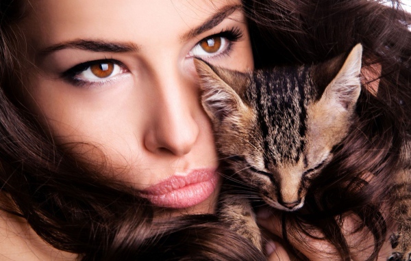 Модель Мелисса Рисо обнимает котенка