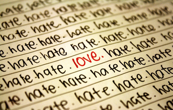 Надпись любовь между словами ненависти
