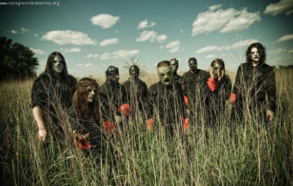 Группа Slipknot в сухой траве на поле