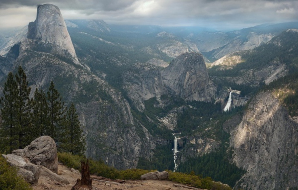 Скалы в парке Йосемити в США