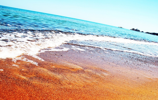 Спокойное голубое море и песчаный пляж