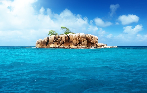 Скалистый остров в океане