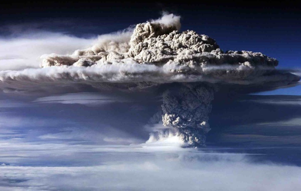 Облако вулканического пепла в небе 