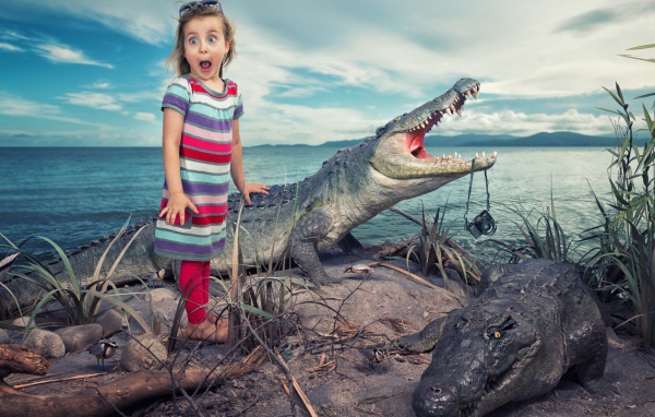 Девочка среди крокодилов