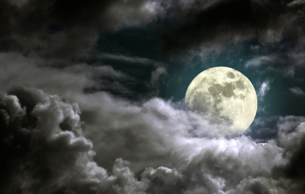 Луна среди ночных облаков