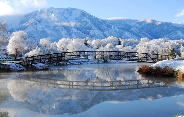 Мост через зимнюю реку в горах
