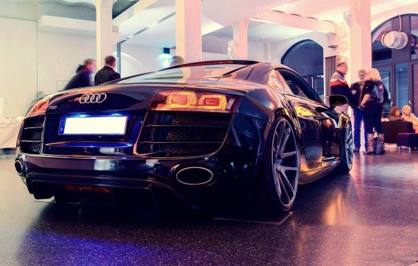 Черный Audi R8 в выставочном зале